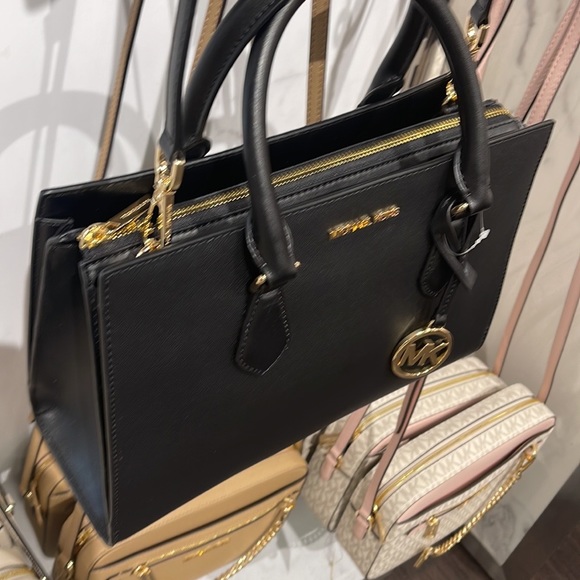 Michael Kors Sheila Medium Center Zip Satchel Crossbody Bag
NWT - Picture 3 of 16